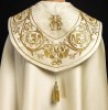 Kapa liturgiczna ecru z bogatym haftem IHS – widok główny