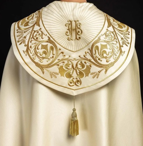 Kapa liturgiczna ecru z bogatym haftem IHS – widok główny