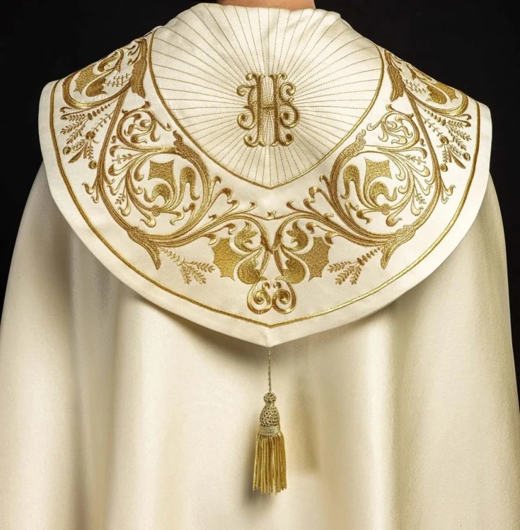 Kapa liturgiczna ecru z bogatym haftem IHS – widok główny