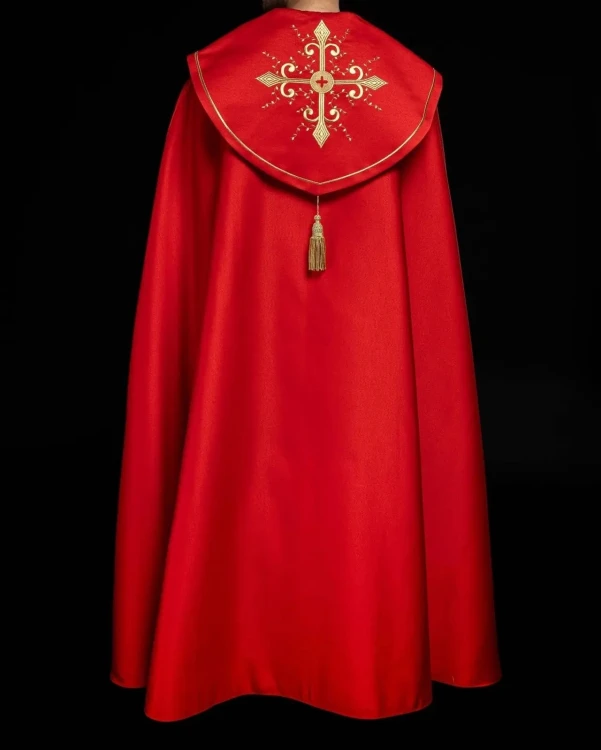 Kapa liturgiczna czerwona z haftem złotego krzyża – sposób zapięcia