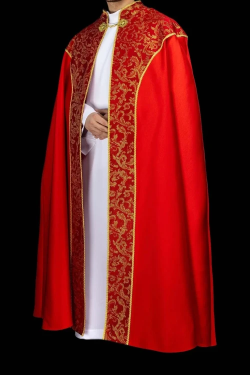 Kapa liturgiczna czerwona ze złotym ornamentem żakardowym – sposób zapięcia