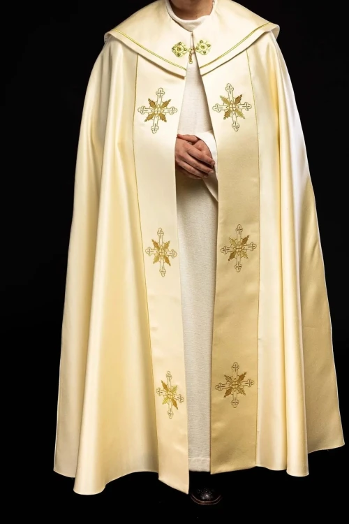 Kapa liturgiczna ecru z haftem IHS i złotym wykończeniem – widok główny