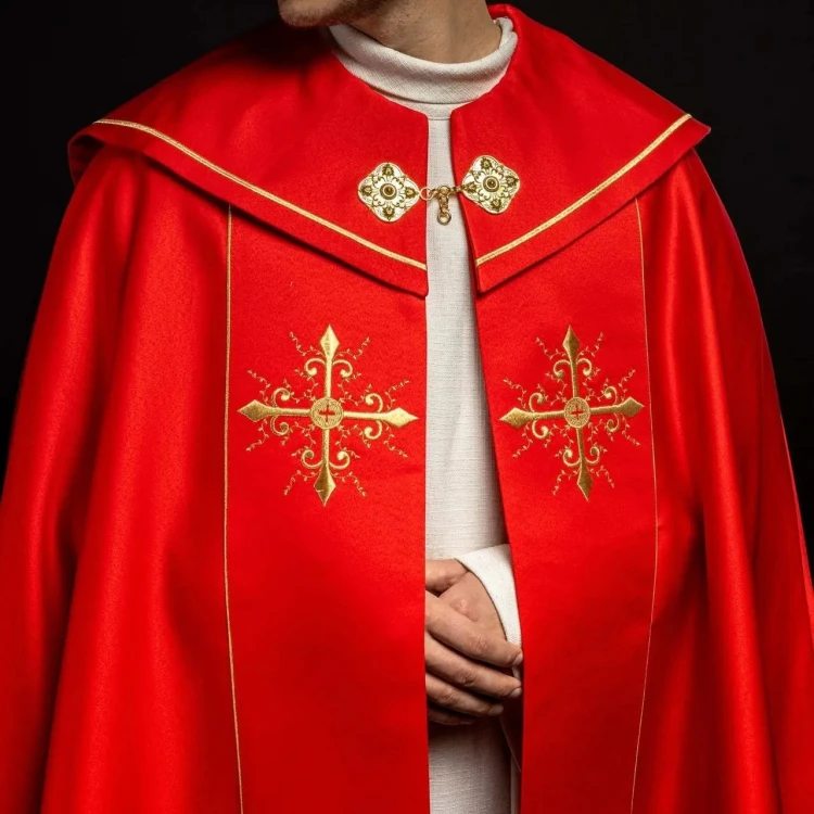 Kapa liturgiczna czerwona z haftem złotego krzyża – zbliżenie haftu