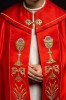 Kapa liturgiczna czerwona z haftem kielicha i IHS – zbliżenie haftu