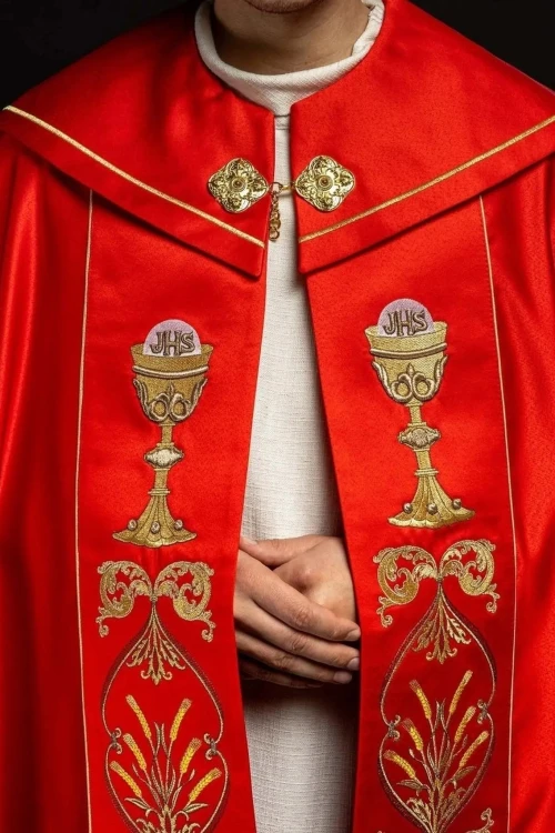 Kapa liturgiczna czerwona z haftem kielicha i IHS – zbliżenie haftu