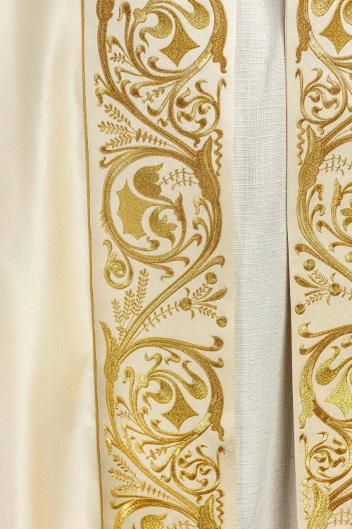Kapa liturgiczna ecru z bogatym haftem IHS – widok z tyłu