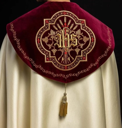 Kapa liturgiczna ecru z haftem IHS na ozdobnym panelu – widok główny