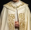 Kapa liturgiczna ecru z bogatym haftem IHS – zbliżenie zdobienia