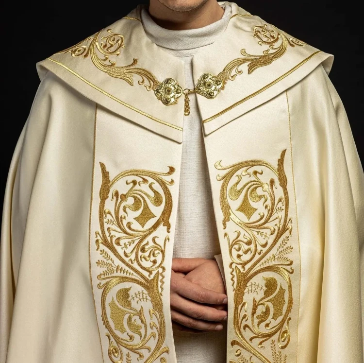 Kapa liturgiczna ecru z bogatym haftem IHS – zbliżenie zdobienia