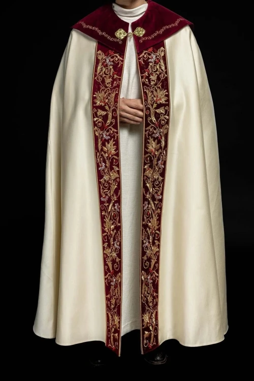 Kapa liturgiczna ecru z haftem IHS na ozdobnym panelu – widok całej szaty