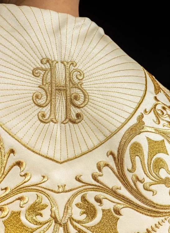 Kapa liturgiczna ecru z bogatym haftem IHS – detal kołnierza