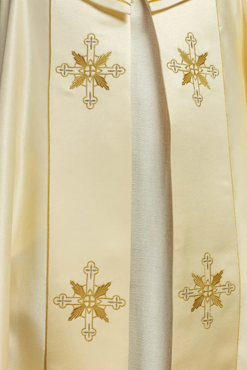 Kapa liturgiczna ecru z haftem IHS i złotym wykończeniem – widok z tyłu