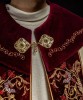 Kapa liturgiczna ecru z haftem IHS na ozdobnym panelu – widok z przodu