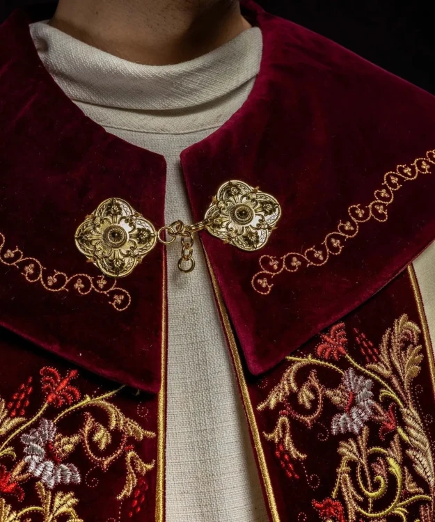 Kapa liturgiczna ecru z haftem IHS na ozdobnym panelu – widok z przodu