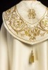 Kapa liturgiczna ecru z bogatym haftem IHS – detal przedniego pasa