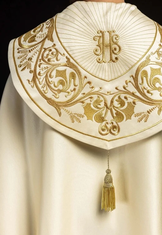 Kapa liturgiczna ecru z bogatym haftem IHS – detal przedniego pasa