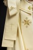 Kapa liturgiczna ecru z haftem IHS i złotym wykończeniem – zbliżenie zdobienia