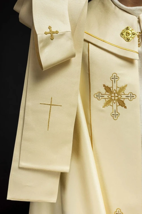 Kapa liturgiczna ecru z haftem IHS i złotym wykończeniem – zbliżenie zdobienia