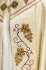 Kapa liturgiczna ecru z haftem IHS i motywem winorośli – zbliżenie zdobienia
