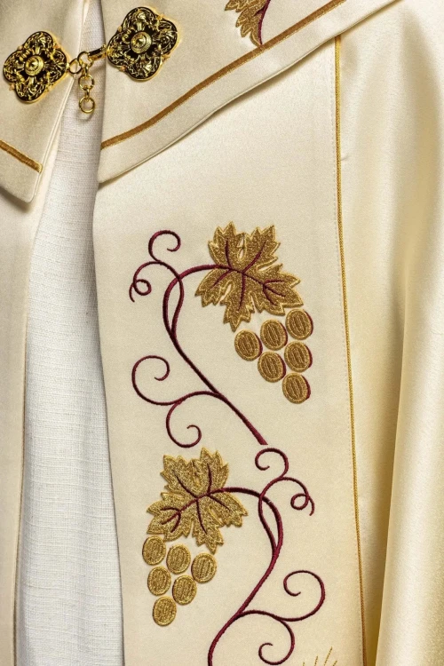 Kapa liturgiczna ecru z haftem IHS i motywem winorośli – zbliżenie zdobienia