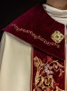 Kapa liturgiczna ecru z haftem IHS na ozdobnym panelu – widok z tyłu