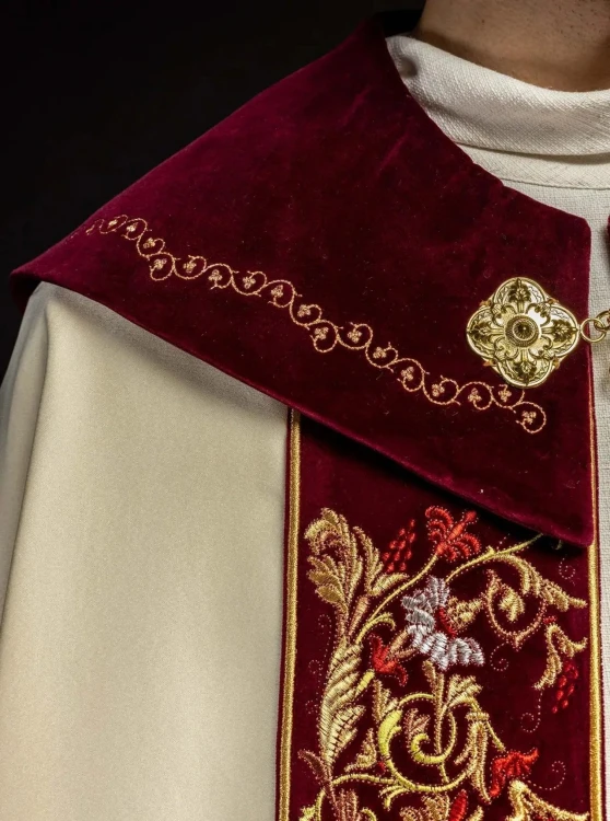 Kapa liturgiczna ecru z haftem IHS na ozdobnym panelu – widok z tyłu