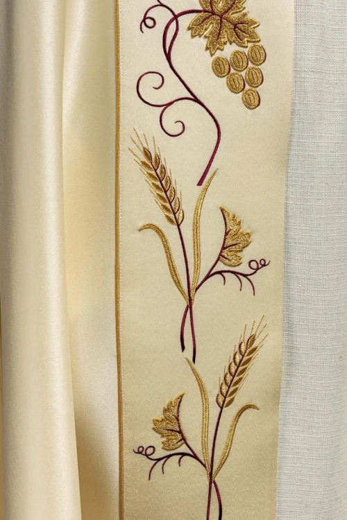 Kapa liturgiczna ecru z haftem IHS i motywem winorośli – detal kołnierza