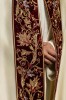 Kapa liturgiczna ecru z haftem IHS na ozdobnym panelu – zbliżenie zdobienia