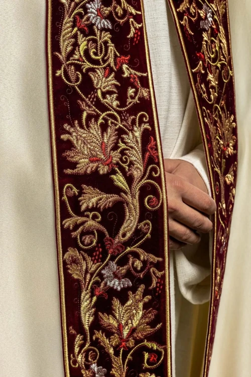 Kapa liturgiczna ecru z haftem IHS na ozdobnym panelu – zbliżenie zdobienia