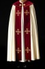 Kapa liturgiczna ecru z haftem krzyża i bordowym pasem – widok główny