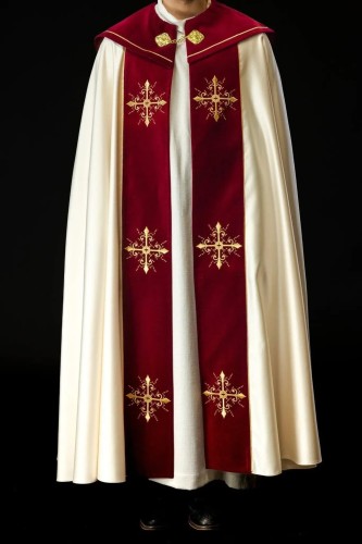 Kapa liturgiczna ecru z haftem krzyża i bordowym pasem – widok główny