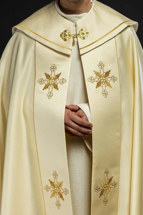 Kapa liturgiczna ecru z haftem IHS i złotym wykończeniem – detal przedniego pasa