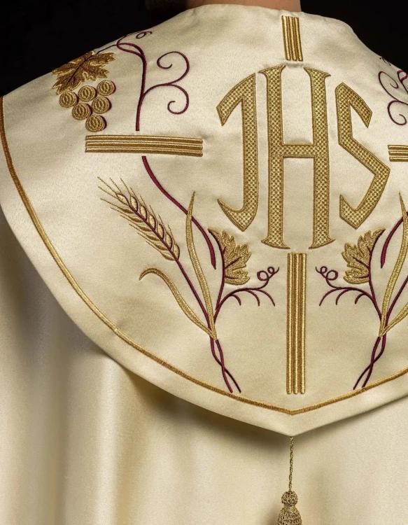 Kapa liturgiczna ecru z haftem IHS i motywem winorośli – detal przedniego pasa