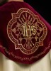 Kapa liturgiczna ecru z haftem IHS na ozdobnym panelu – detal kołnierza