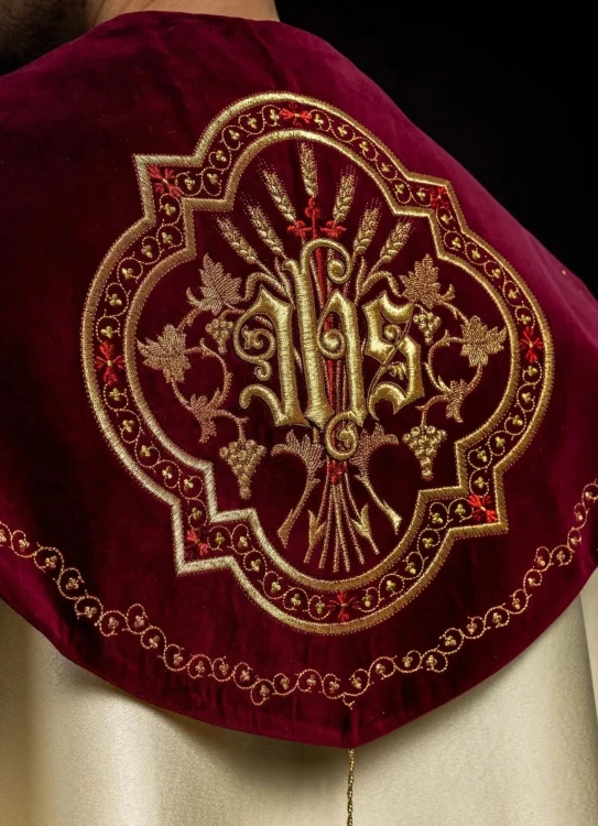 Kapa liturgiczna ecru z haftem IHS na ozdobnym panelu – detal kołnierza