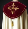 Kapa liturgiczna ecru z haftem krzyża i bordowym pasem – widok całej szaty