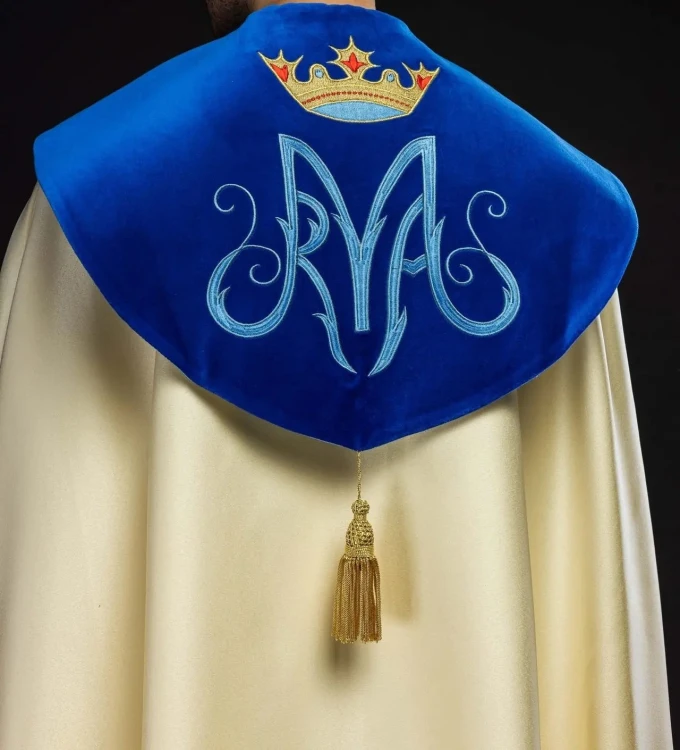 Kapa liturgiczna ecru z haftem maryjnym i ozdobnym panelem – widok główny