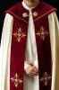 Kapa liturgiczna ecru z haftem krzyża i bordowym pasem – widok z przodu