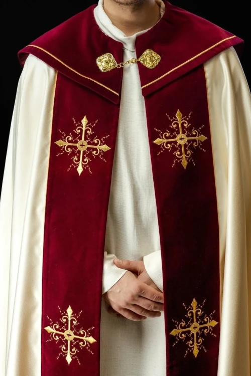 Kapa liturgiczna ecru z haftem krzyża i bordowym pasem – widok z przodu