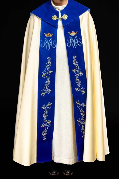 Kapa liturgiczna ecru z haftem maryjnym i ozdobnym panelem – widok całej szaty