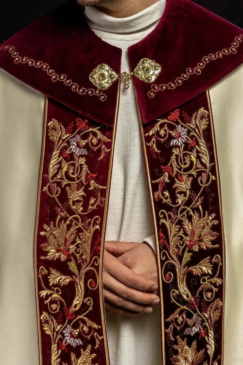 Kapa liturgiczna ecru z haftem IHS na ozdobnym panelu – sposób zapięcia