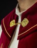 Kapa liturgiczna ecru z haftem krzyża i bordowym pasem – widok z tyłu