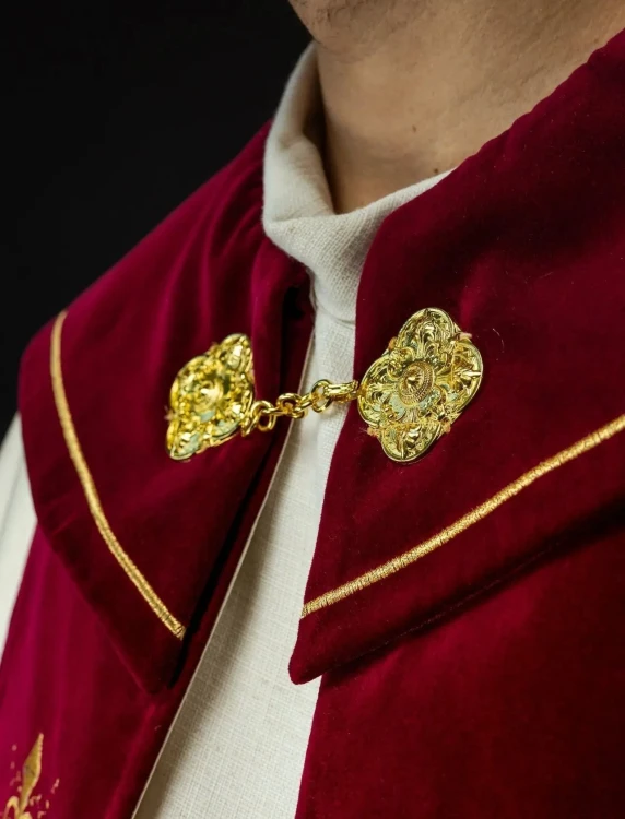 Kapa liturgiczna ecru z haftem krzyża i bordowym pasem – widok z tyłu