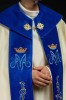 Kapa liturgiczna ecru z haftem maryjnym i ozdobnym panelem – widok z przodu