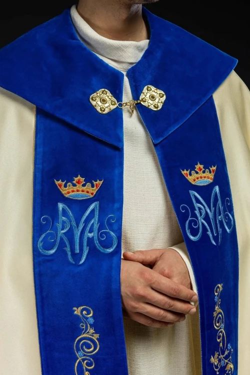 Kapa liturgiczna ecru z haftem maryjnym i ozdobnym panelem – widok z przodu