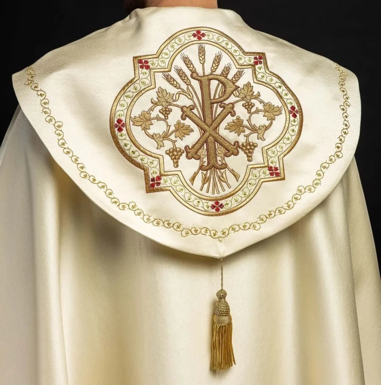 Kapa liturgiczna ecru z haftem monogramu PX – widok główny