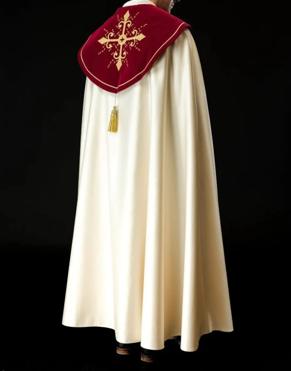 Kapa liturgiczna ecru z haftem krzyża i bordowym pasem – zbliżenie zdobienia