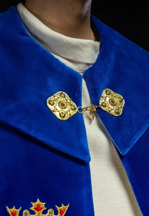 Kapa liturgiczna ecru z haftem maryjnym i ozdobnym panelem – widok z tyłu