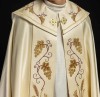 Kapa liturgiczna ecru z haftem IHS i motywem winorośli – detal wykończenia