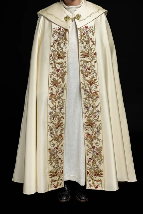 Kapa liturgiczna ecru z haftem monogramu PX – widok całej szaty